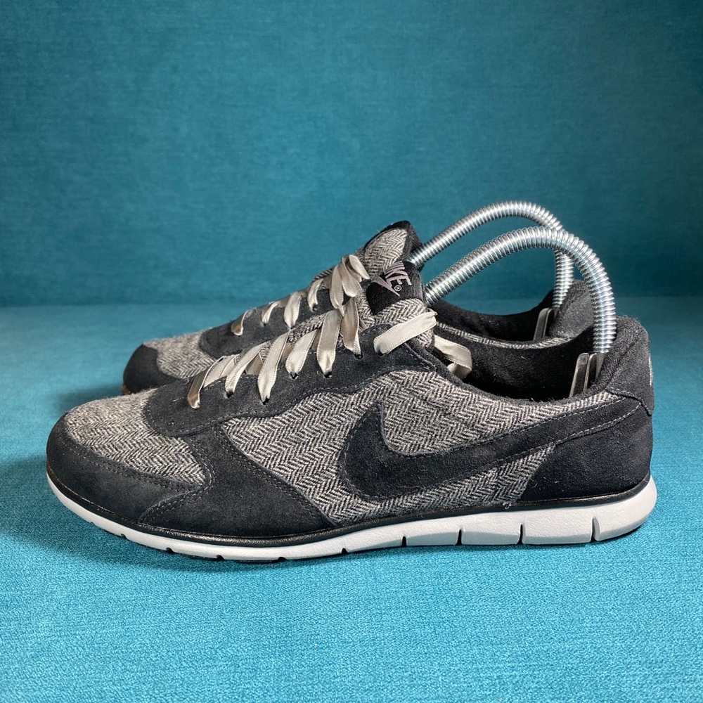Nike Women’s Gray Herringbone Runner Sneakers